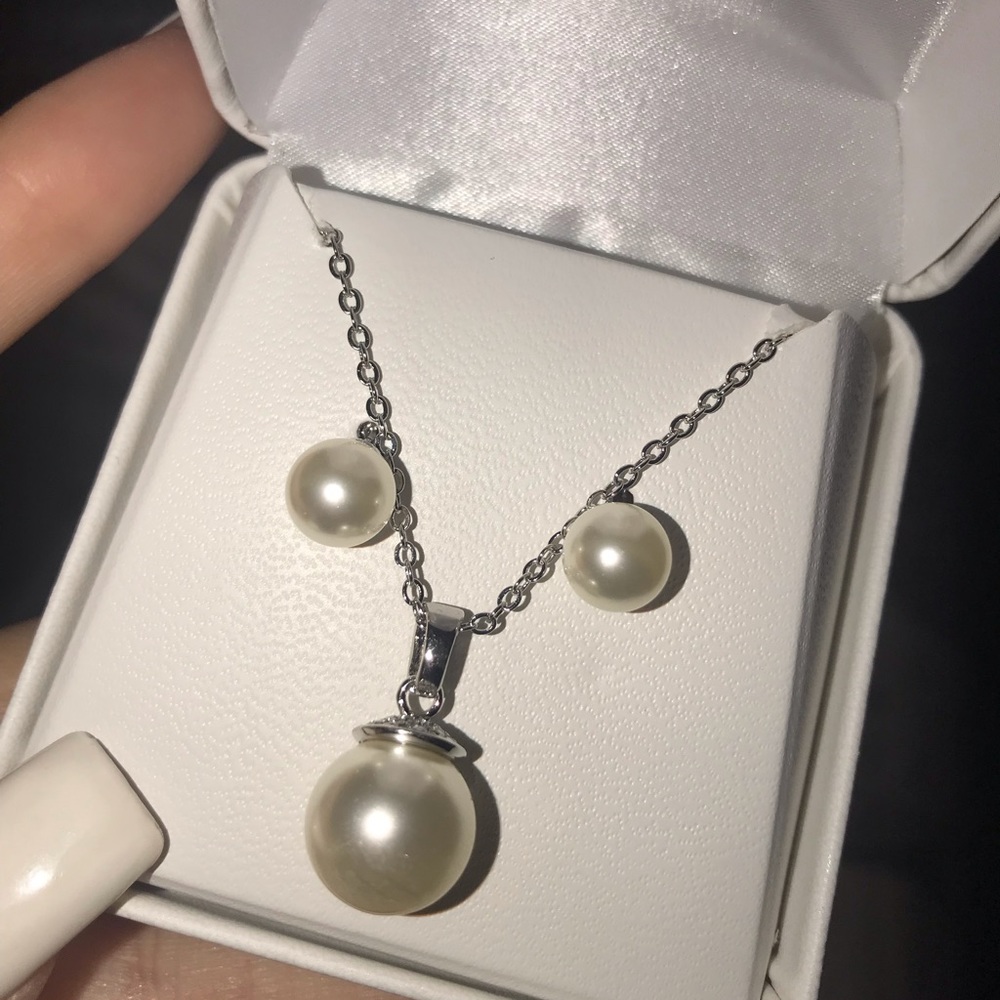 Set of necklace & earrings